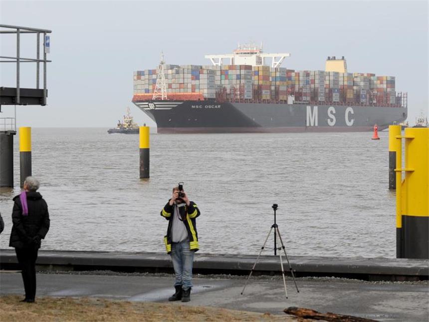 Größtes Containerschiff der Welt in Bremerhaven Das Containerschiff mit der bisher weltweit größten Tragfähigkeit, die "MSC Oscar", in Bremerhaven. Foto: Ingo Wagner