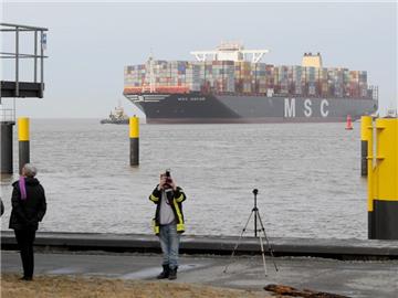 Das Containerschiff mit der bisher weltweit größten Tragfähigkeit, die "MSC Oscar", in Bremerhaven. Foto: Ingo Wagner