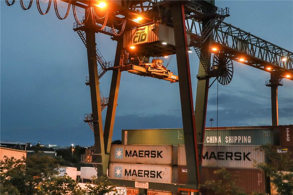 Das Containerterminal an der Kanalstraße: Der Umschlag ist leicht gesunken.