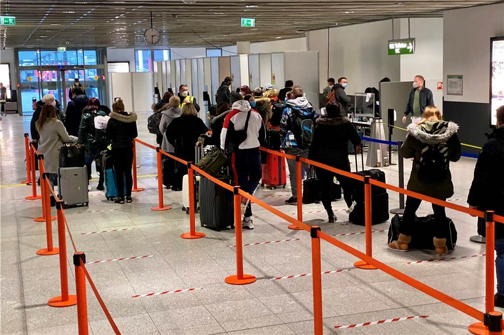 6 Flieger in 75 Minuten: Wie eng wird‘s im Corona-Testzentrum? Das Corona-Schnelltest-Zentrum am Flughafen in Dortmund bei geringem Andrang.