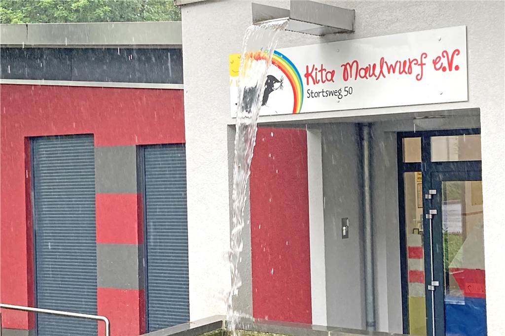 Starkregen führt am Stortsweg regelmäßig zu Stress – Anwohner sind genervt Das Dach der Kita ist so ausgerichtet, dass das Wasser zur Mitte hin abfließt. Nach wenigen Minuten starken Regens stürzt das Wasser in einer großen Fontäne zu Boden.