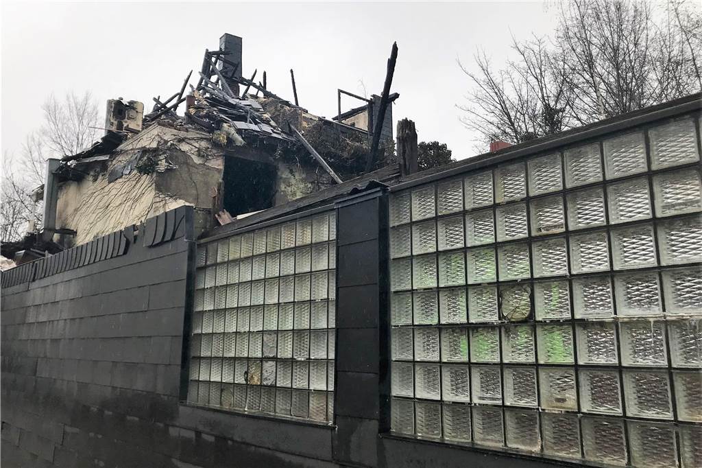 Großbrand in Brünninghausen: Gebäude ist nur noch eine Bauruine Dachstuhl der Brandruine an der Stockumer Straße 52