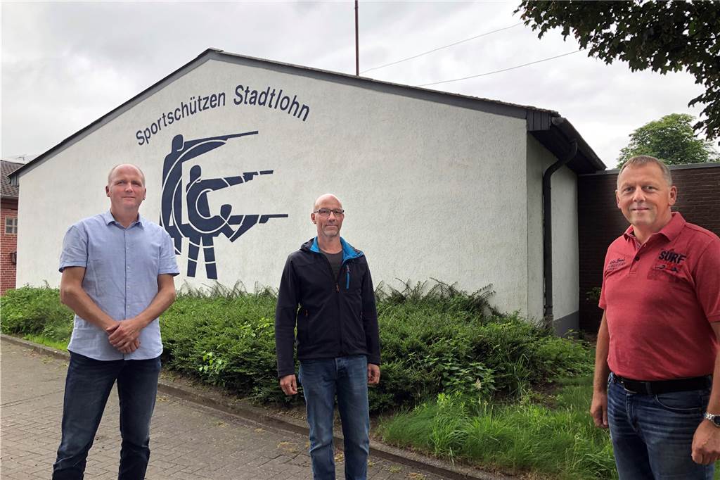 Geldsegen aus Düsseldorf ist für Stadtlohner Schützen ein Volltreffer Das Dach des vor über 50 Jahren als Hühnerstall erbauten Schießstandes ist marode; von links: Stefan Borggreve, Guido Switkowsky und Reinhold Büscher.