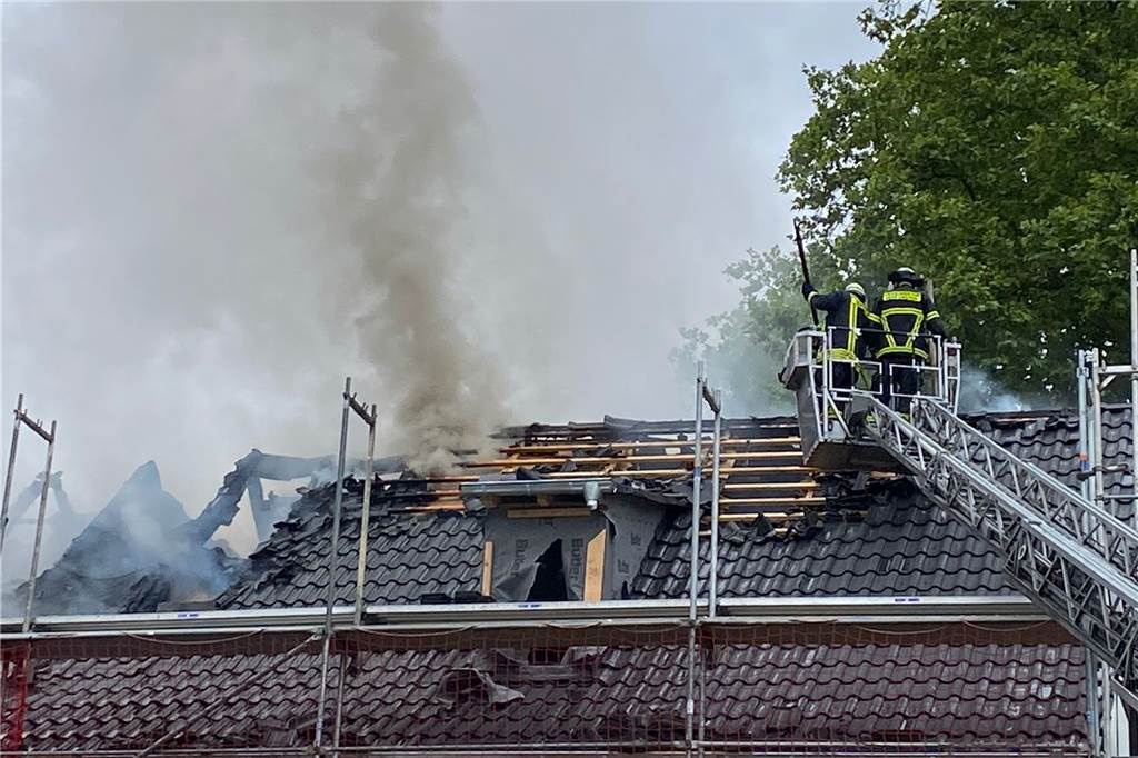 100 Einsatzkräfte bei Dachstuhlbrand an der Syburger Dorfstraße Das Dach drohte einzustürzen.