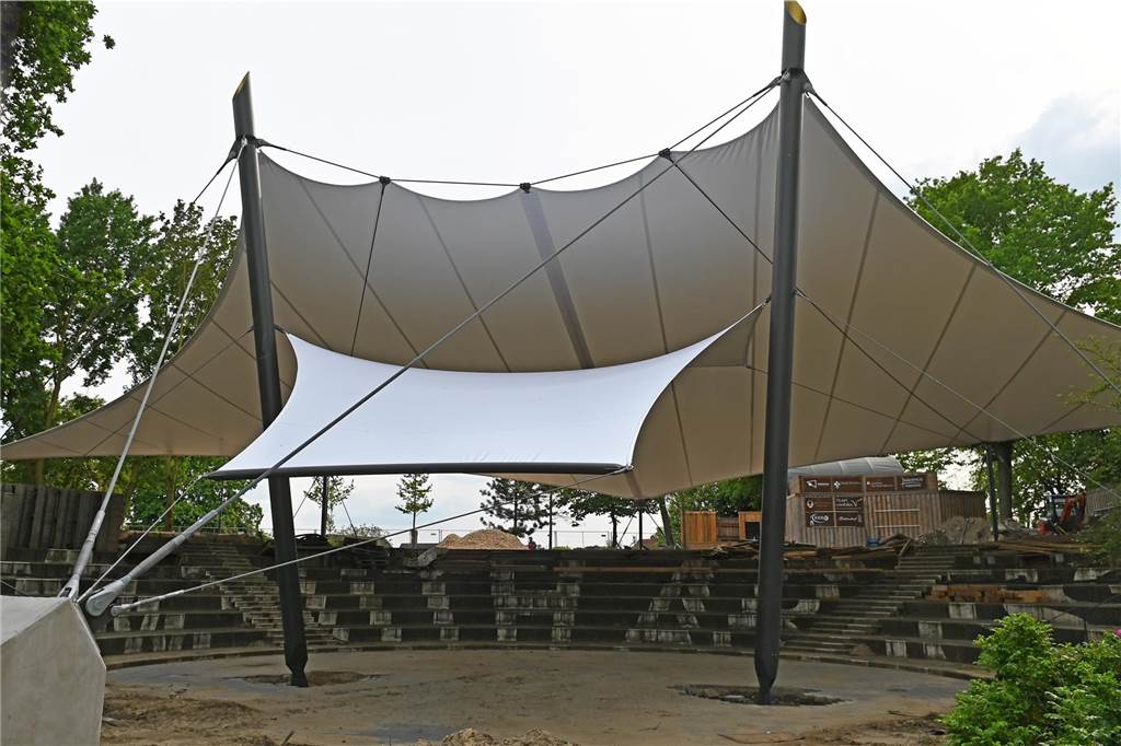 Amphitheater: Stadt übernimmt zusätzliche Mehrkosten für Überdachung Das Dach schützt die Besucherinnen und Besucher des Amphitheaters im Dorstener Bürgerpark Maria Lindenhof vor Sonneneinstrahlung, aber auch vor Regen.