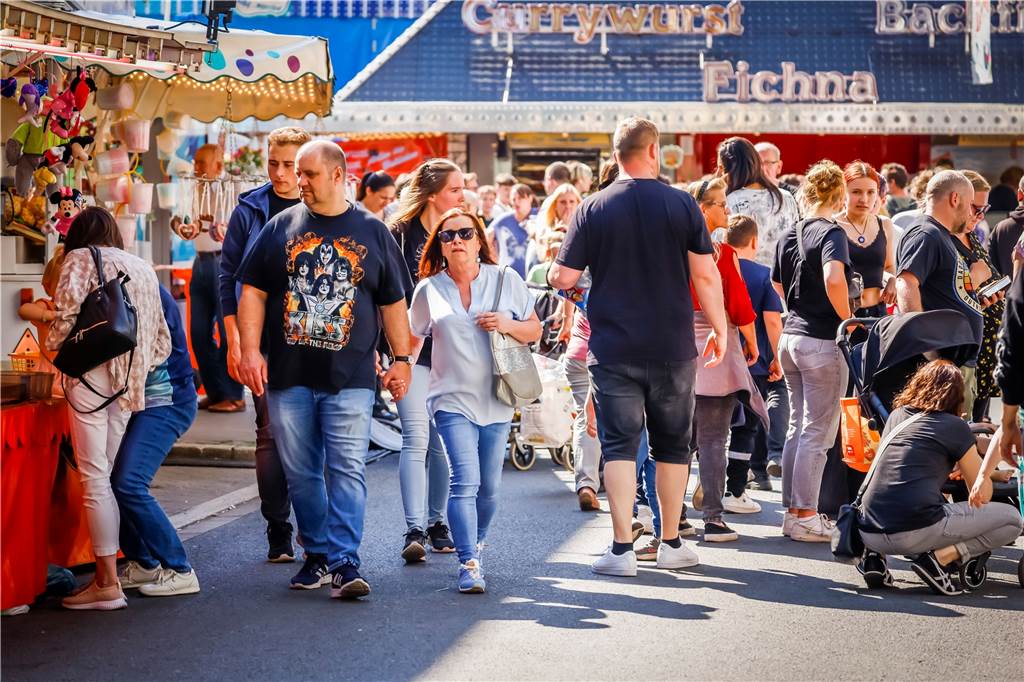 Skandal und Mord: Dortmunder Traditions-Kirmes erzählt viele Geschichten Das Dach von Fichnas Imbissbude spricht eine deutliche Sprache und macht den vermeintlichen „Skandal“ von nur einer Bratwurstbude zunichte.