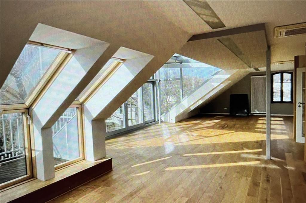 Millionen-Objekt auf dem Immobilienmarkt: Exklusive Villa wird verkauft Ein Blick in das ausgebaute Dachgeschoss