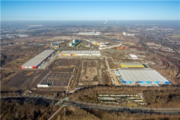 Das Decathlon-Logistikzentrum (das blaugraue Gebäude rechts) ist seit gestern in Betrieb, links daneben ist das Amazon-Logistikzentrum schon im Bau. Für die Mitarbeiter soll bald eine direkte Zufahrt von der Brackeler Straße aus (unten) geschaffen werden.