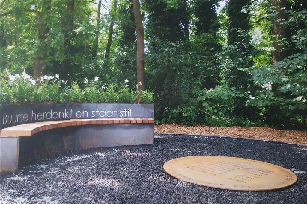Buurse: Über 700 Menschen feiern Frieden auf beiden Seiten der Grenze Das Denkmal an die Opfer des Zweiten Weltkriegs aus Buurse sollte eigentlich schon vor zwei Jahren eingeweiht werden – zum 75. Jahrestag des Kriegsendes. Das hatte die Coronapandemie unmöglich gemacht.