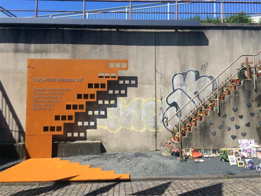 Neues Mahnmal für Loveparade-Opfer Das Denkmal für die Opfer der Loveparade - auf die Aufklärung müssen die Angehörigen wohl noch lange warten.