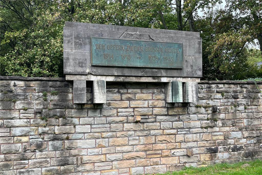 XXX Das Denkmal in seiner heutigen Form. Aufmerksame Beobachter finden überall an dem Denkmal Hinweise auf seine Geschichte. Auf der Rückseite gibt es beispielsweise kleine Vierecke, die früher mal Hakenkreuze gewesen sind.