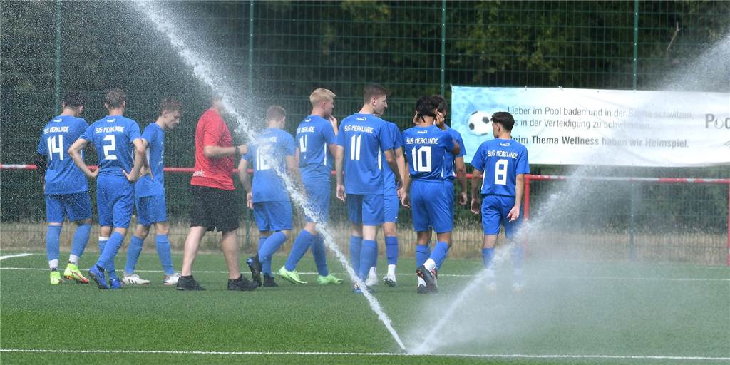 Sieben Spiele, über 100 Fotos: Die Bilder vom Castrop-Rauxeler Fußballwochenende Das der Rasensprenger noch lief, fing das Kreisliga-A-Spiel des SuS Merklinde gegen den VfB Börnig anstatt um 15 Uhr erst um 15.20 Uhr an. Das hielt unser Fotograf im Bild fest.