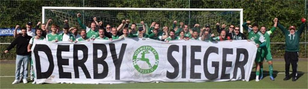 Kuriose Fanfreundschaft zwischen FC Nordkirchen und Vorwärts Epe III Vorwärts Epe posiert mit einem "Derbysieger"-Plakat.