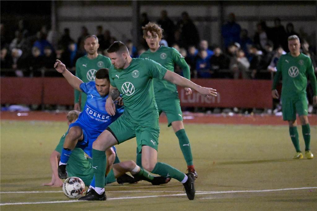 Patrick Ronneburger bleibt trotz Abstieg in Wethmar: Eingreifen kann er aber erstmal nicht Patrick Ronneburger versucht Luca Frenzel vom Ball zu trennen.