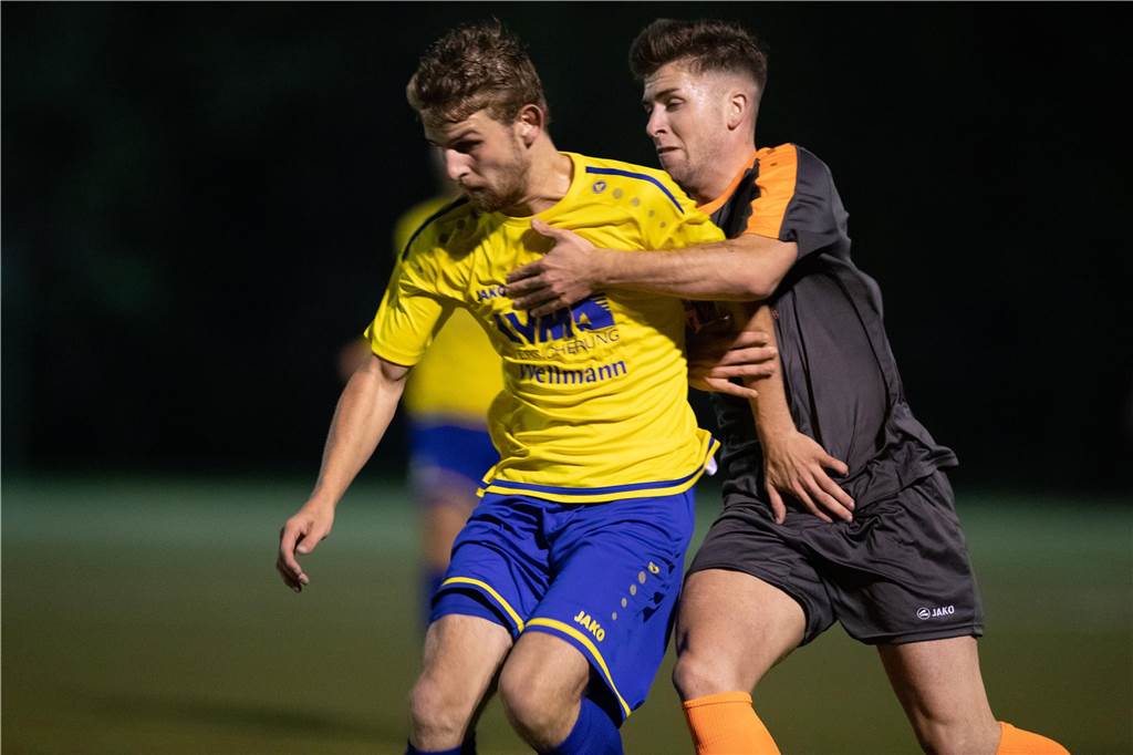 Herberns Julius Höring ist zurück auf dem Platz: „Hätte nicht gedacht, dass es so lange dauert“ Julius Höring und Brian Wolff im Kampf um den Ball