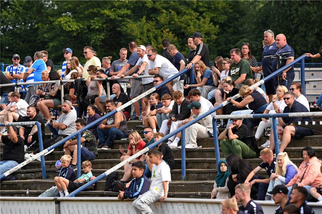 Blau-Weiß Wulfen gewinnt das Derby: Grün-Weiß Barkenberg verliert nach 1:0-Führung Zuschauer bei Blau-Weiß Wulfen