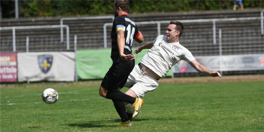 Abpfiff am Stimberg: Spvgg. Erkenschwick schlägt TuS Haltern mit 3:1 Das Derby läuft: Halterns Abwehrchef Maurice Kühn stoppt Erkenschwicks Angreifer Stefan Oerterer.