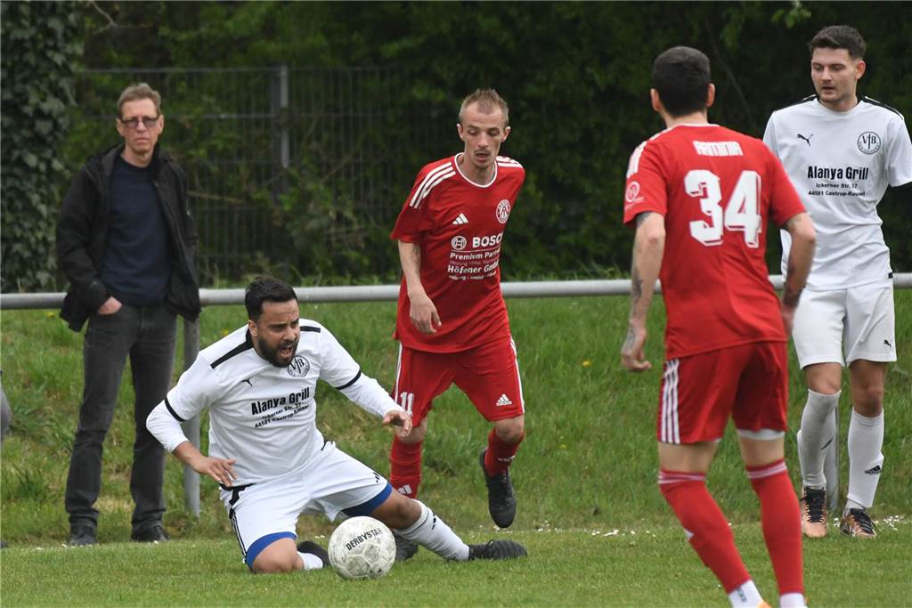 Das Derby zwischen dem VfB Habinghorst II und der SG Arminia Ickern/Victoria Habinghorst (rote Trikots) endete in der Kreisliga B1 mit einem 1:1-Unentschieden.