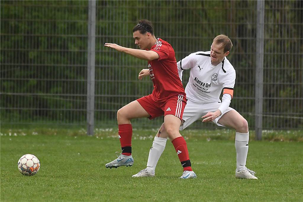 Das Derby zwischen dem VfB Habinghorst II und der SG Arminia Ickern/Victoria Habinghorst (rote Trikots) endete in der Kreisliga B1 mit einem 1:1-Unentschieden.