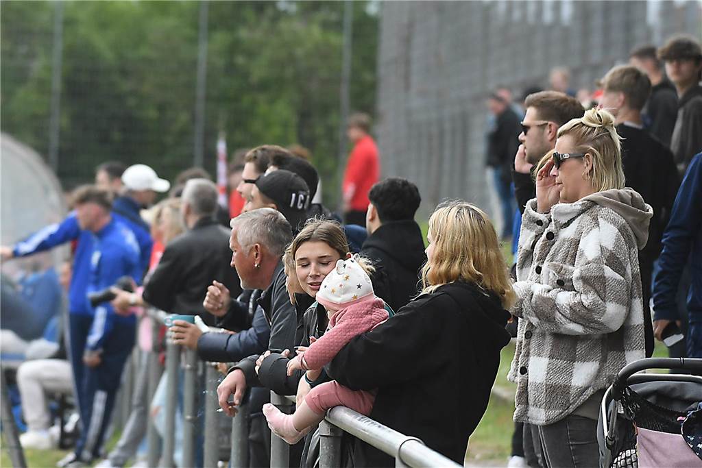 Das Derby zwischen dem VfB Habinghorst II und der SG Arminia Ickern/Victoria Habinghorst (rote Trikots) endete in der Kreisliga B1 mit einem 1:1-Unentschieden.