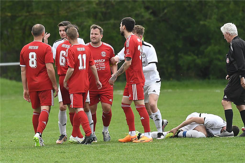 Das Derby zwischen dem VfB Habinghorst II und der SG Arminia Ickern/Victoria Habinghorst (rote Trikots) endete in der Kreisliga B1 mit einem 1:1-Unentschieden.