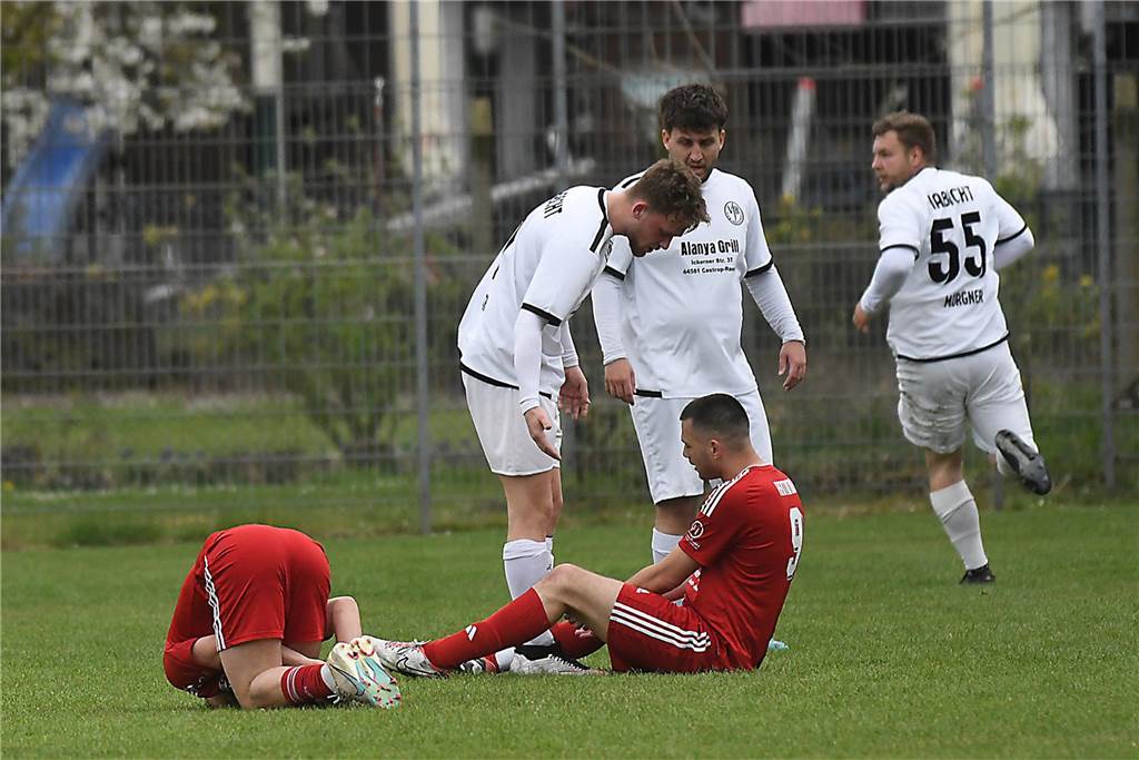 Das Derby zwischen dem VfB Habinghorst II und der SG Arminia Ickern/Victoria Habinghorst (rote Trikots) endete in der Kreisliga B1 mit einem 1:1-Unentschieden.