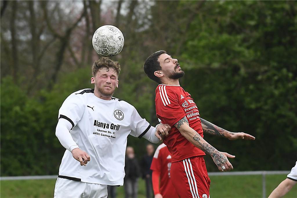 Das Derby zwischen dem VfB Habinghorst II und der SG Arminia Ickern/Victoria Habinghorst (rote Trikots) endete in der Kreisliga B1 mit einem 1:1-Unentschieden.