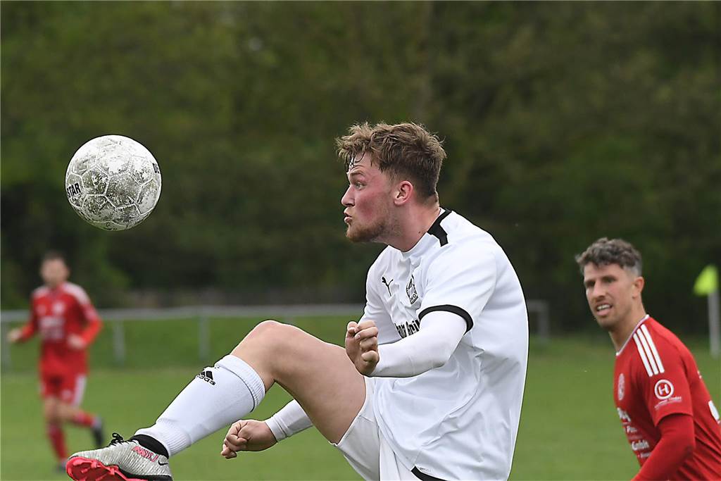 Das Derby zwischen dem VfB Habinghorst II und der SG Arminia Ickern/Victoria Habinghorst (rote Trikots) endete in der Kreisliga B1 mit einem 1:1-Unentschieden.