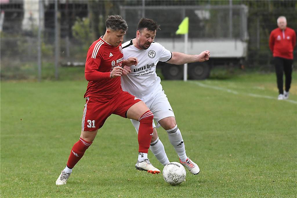 Das Derby zwischen dem VfB Habinghorst II und der SG Arminia Ickern/Victoria Habinghorst (rote Trikots) endete in der Kreisliga B1 mit einem 1:1-Unentschieden.
