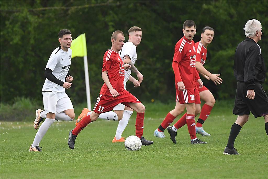 Das Derby zwischen dem VfB Habinghorst II und der SG Arminia Ickern/Victoria Habinghorst (rote Trikots) endete in der Kreisliga B1 mit einem 1:1-Unentschieden.