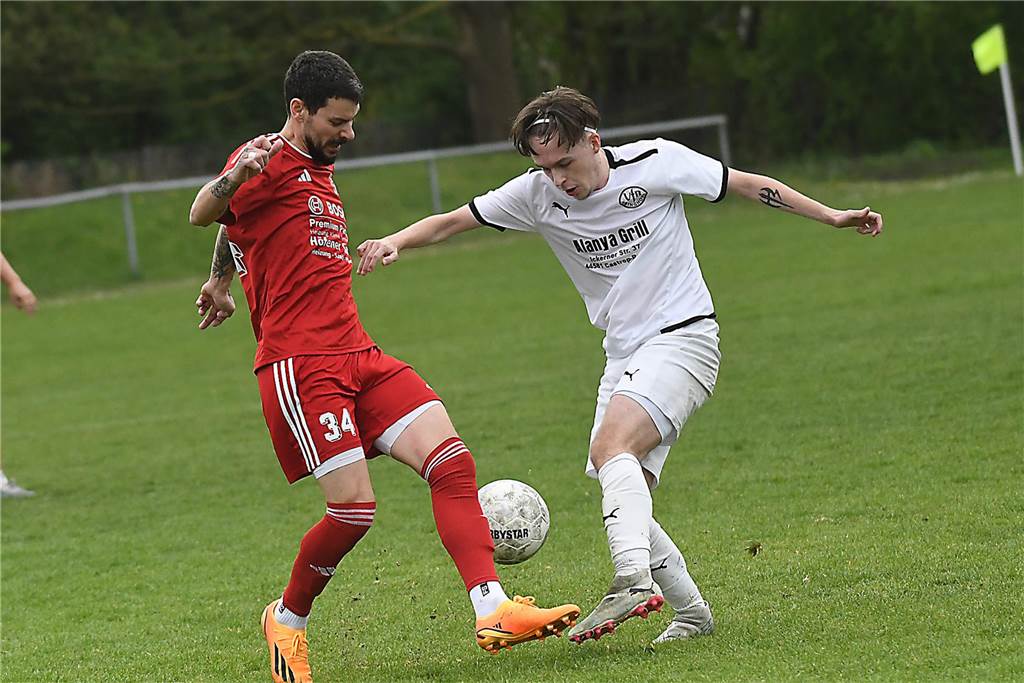 Das Derby zwischen dem VfB Habinghorst II und der SG Arminia Ickern/Victoria Habinghorst (rote Trikots) endete in der Kreisliga B1 mit einem 1:1-Unentschieden.