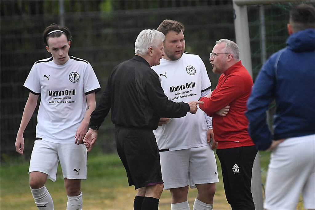 Das Derby zwischen dem VfB Habinghorst II und der SG Arminia Ickern/Victoria Habinghorst (rote Trikots) endete in der Kreisliga B1 mit einem 1:1-Unentschieden.