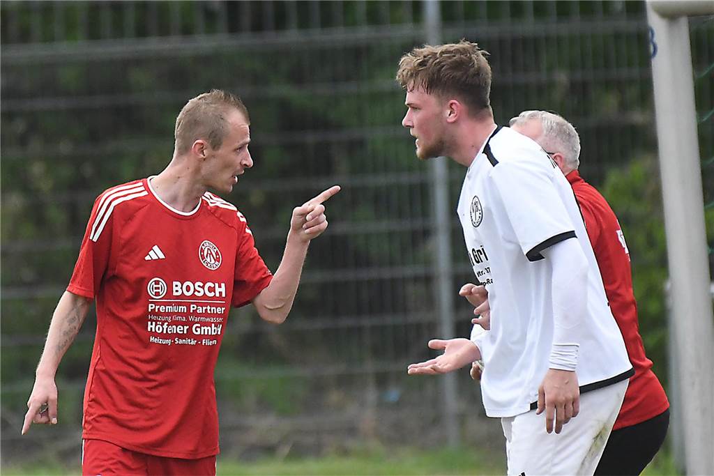 Das Derby zwischen dem VfB Habinghorst II und der SG Arminia Ickern/Victoria Habinghorst (rote Trikots) endete in der Kreisliga B1 mit einem 1:1-Unentschieden.