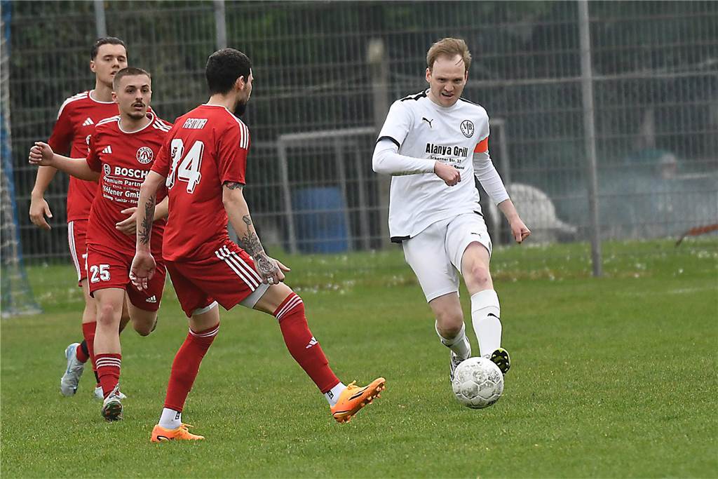 Das Derby zwischen dem VfB Habinghorst II und der SG Arminia Ickern/Victoria Habinghorst (rote Trikots) endete in der Kreisliga B1 mit einem 1:1-Unentschieden.
