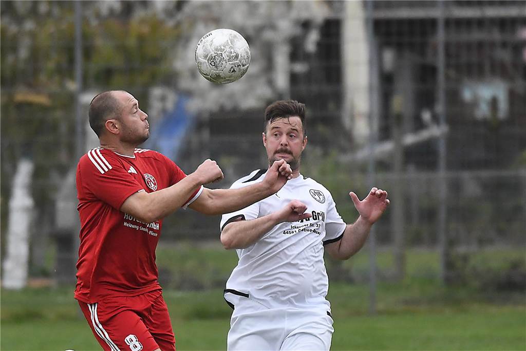 Das Derby zwischen dem VfB Habinghorst II und der SG Arminia Ickern/Victoria Habinghorst (rote Trikots) endete in der Kreisliga B1 mit einem 1:1-Unentschieden.
