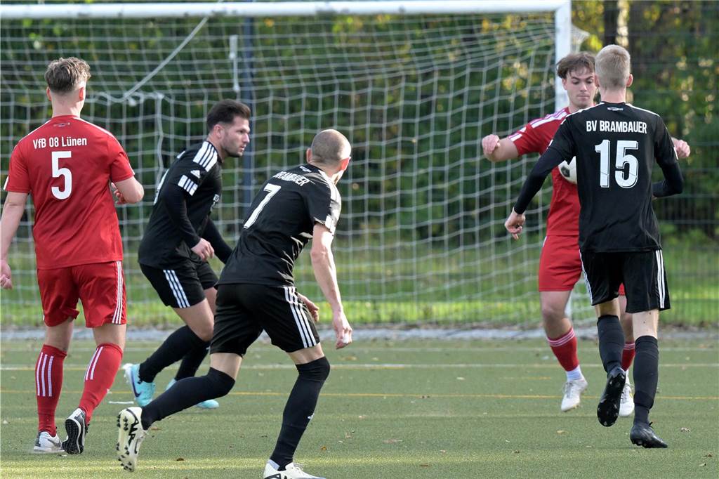 Brambauers Routinier vor dem Spiel gegen Holzen: „Stärkster Gegner“ Spieler des BV Brambauer und des VfB Lünen im Kampf um den Ball.