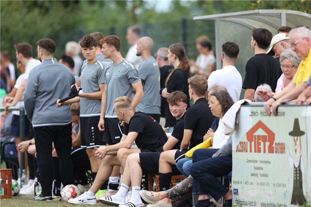 GS Cappenberg siegt spät gegen Westfalia Wethmar: Doppelpacker wird zum Derby-Helden Zuschauer am Spielfeldrand.