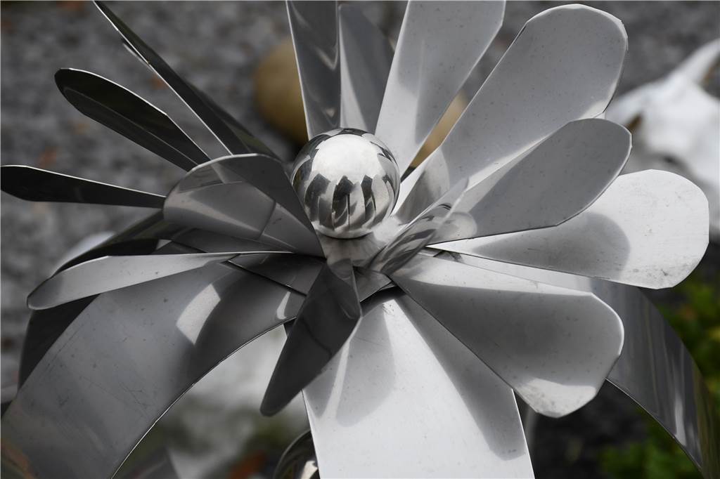 Edelstahl ist ihr Hobby: Der besondere Garten der Familie Hellenkamp Das Design der Objekte macht Renate Hellenkamp komplett selbst.