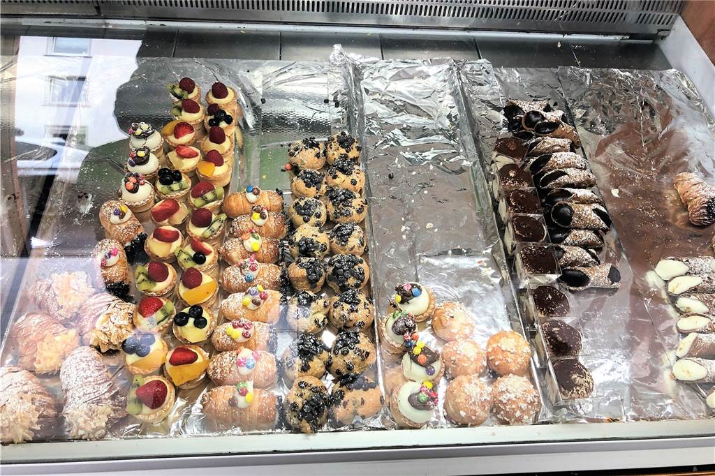 Neueröffnung: In Dortmunds Westen gibt es jetzt sizilianisches Streetfood Das Dessert-Angebot war bei unserem Besuch schon ordentlich geräubert. Denn zu jedem sizilianischen Mittag- und Abendessen gehören anschließend Cartoccciate auf der Hand.