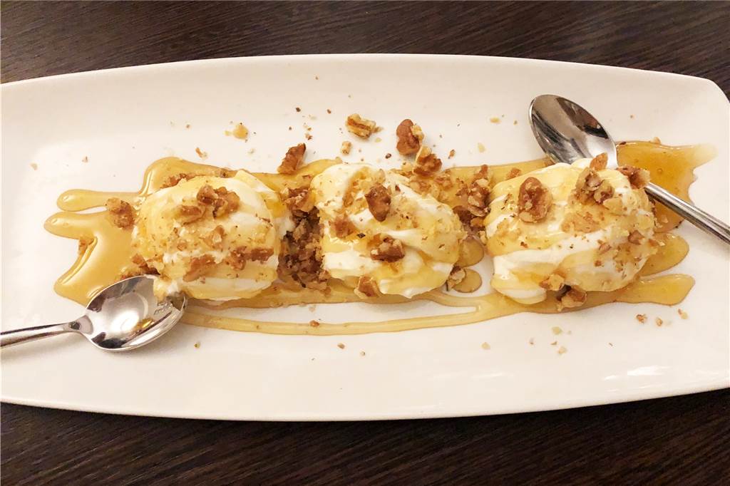 Restaurant Paiko punktet bei griechischen Klassikern mit guten Zutaten Das Dessert – ein echter Genuss: griechischer Joghurt mit Walnüssen (aus Griechenland) und mit Honig (aus Griechenland).