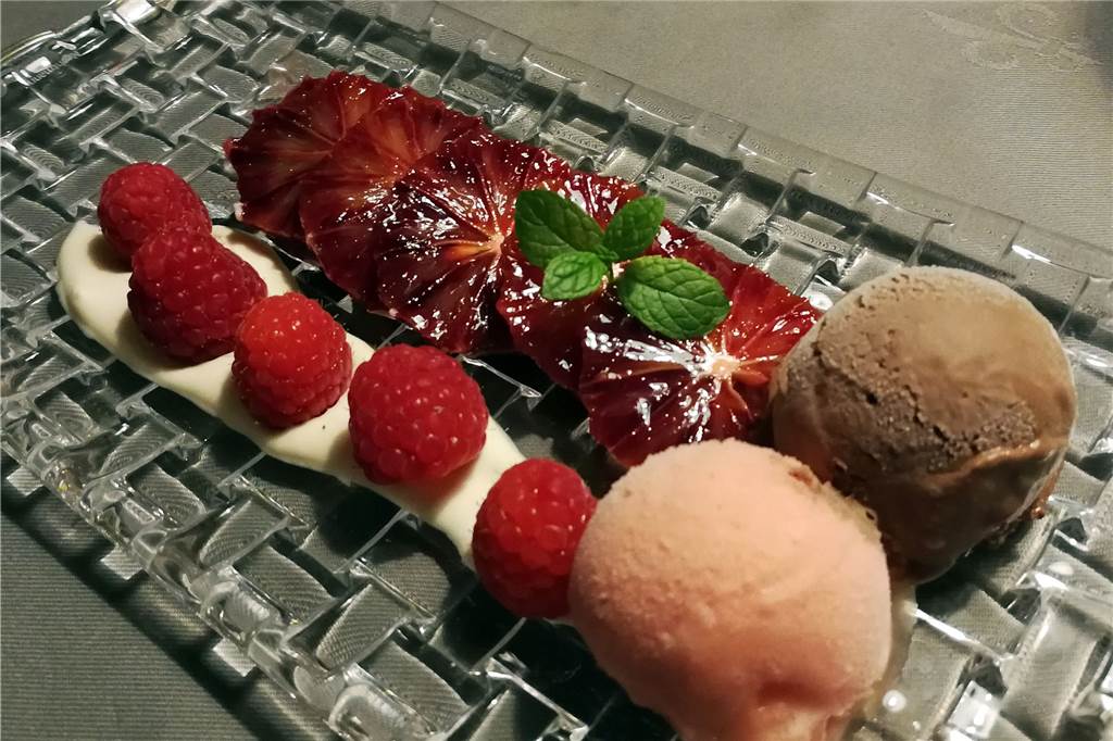 Haus Henschel in Dorsten lädt ein zur kulinarischen Auszeit vom Alltag Das Dessert: Eis von dunkler Schokolade mit einem Hauch Chili, eingelegte Gewürz-Blutorangen und Blutorangen-Sorbet