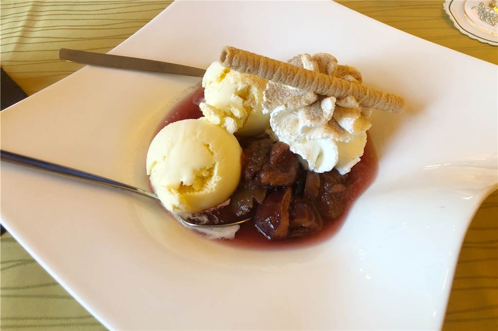Asbecker Pflaumen gehören bei Enseling auf die Speisekarte Das Dessert: Hausgemachte Rumpflaumen mit Vanilleeis und Zimtsahne