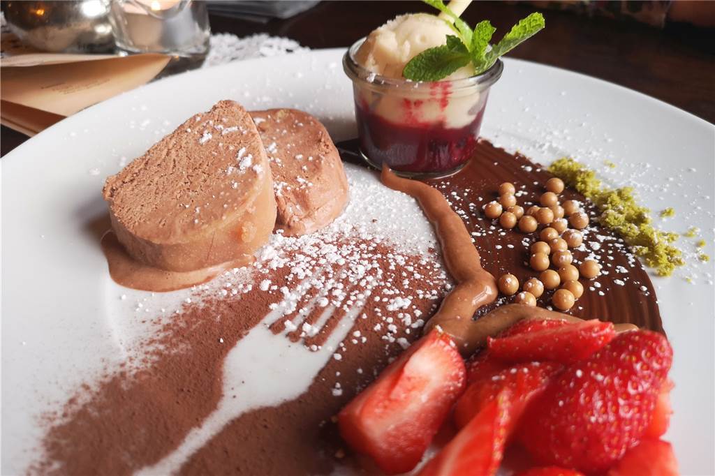 Haus Hölter überzeugt mit Kanalblick, gehobener Küche und gemütlichem Ambiente Das Dessert macht nicht nur optisch etwas her. Fazit: saulecker!