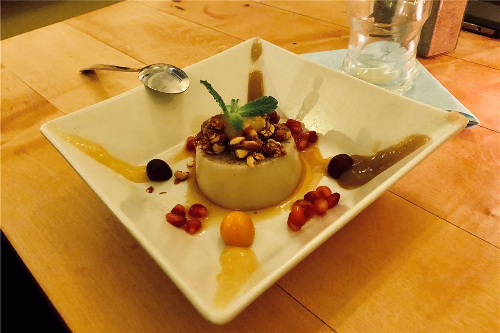 Das Dessert: Mandelmilch-Flan mit karamellisierten Walnüssen, Mangosoße und Früchten.