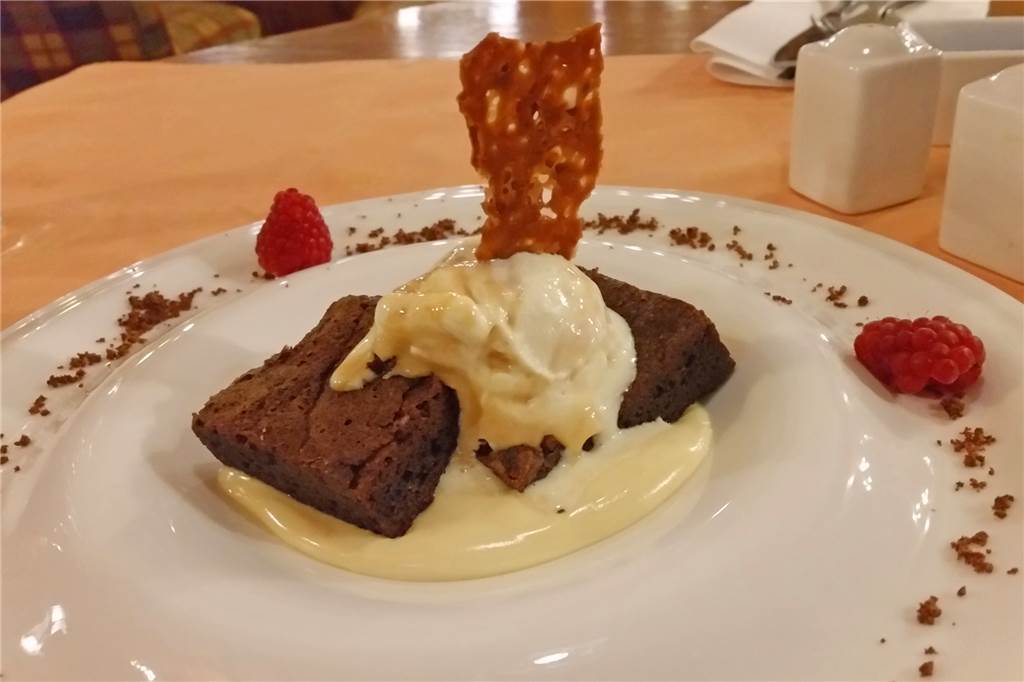 Exzellent speisen in der Legdener Partyhochburg Dorf Münsterland Das Dessert: Schoko-Brownies mit Vanilleeis und Karamellsoße