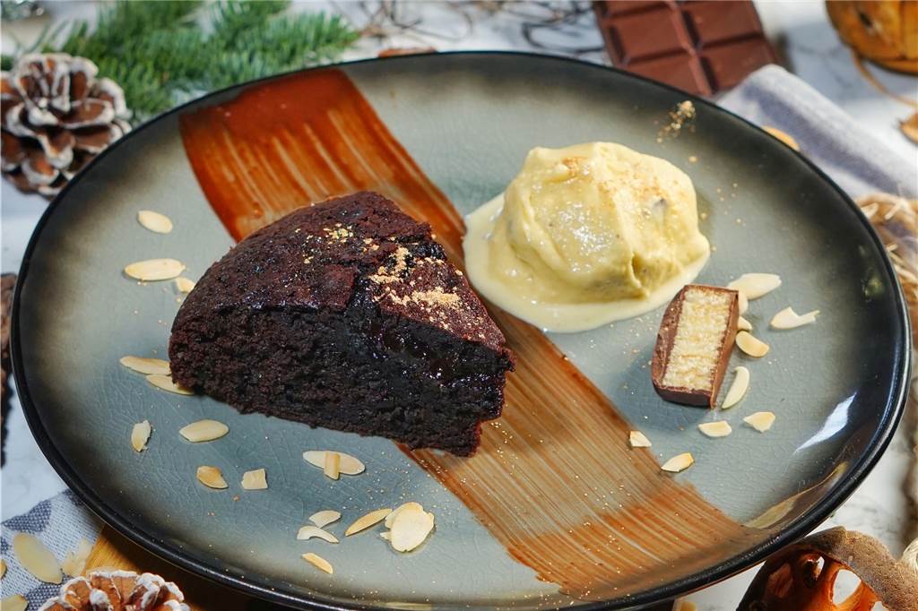 Das Dessert: Schokoladenkuchen mit Baumkuchen-Eis.