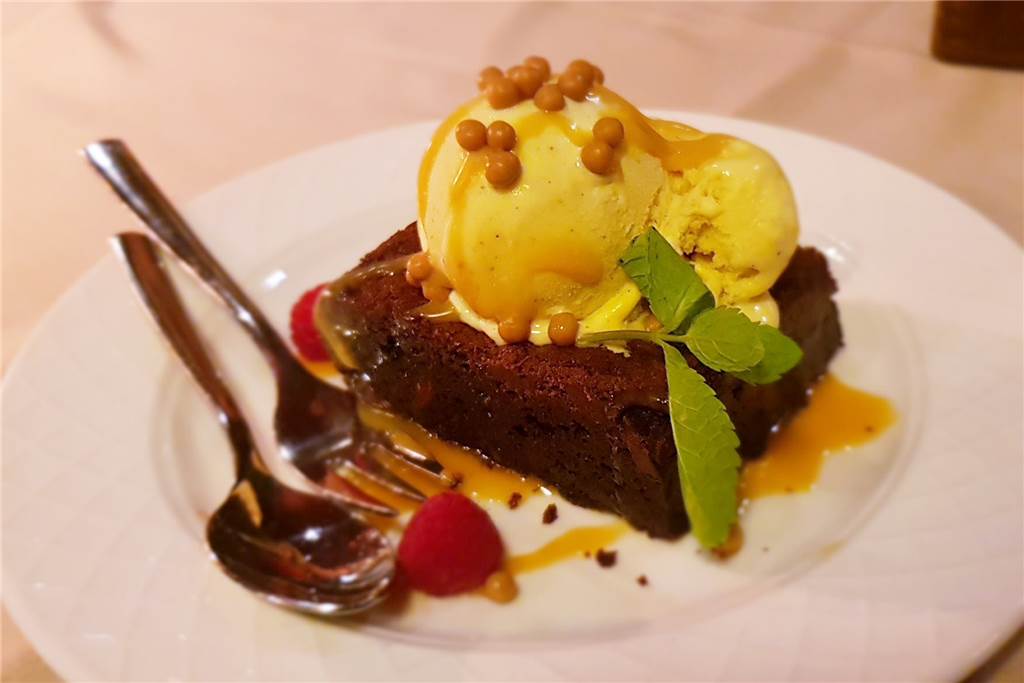 Beim Sherlock´s gibt es bestes Fleisch in toller Atmosphäre – nicht nur für Digital Natives Das Dessert: Traditionelles, hausgebackenes Toffee-Dessert mit Butterscotch und zarter Eiscreme.