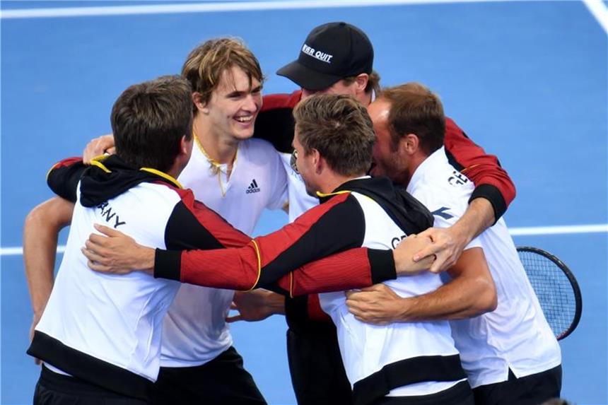 Nach Zverev-Sieg: Deutsches Davis-Cup-Team im Viertelfinale Das deutsche Davis-Cup-Team feiert Alexander Zverev (2.v.l.) und den Einzug ins Viertelfinale. Foto: Darren England