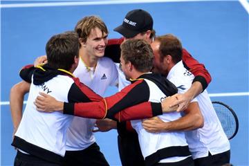 Das deutsche Davis-Cup-Team feiert Alexander Zverev (2.v.l.) und den Einzug ins Viertelfinale. Foto: Darren England