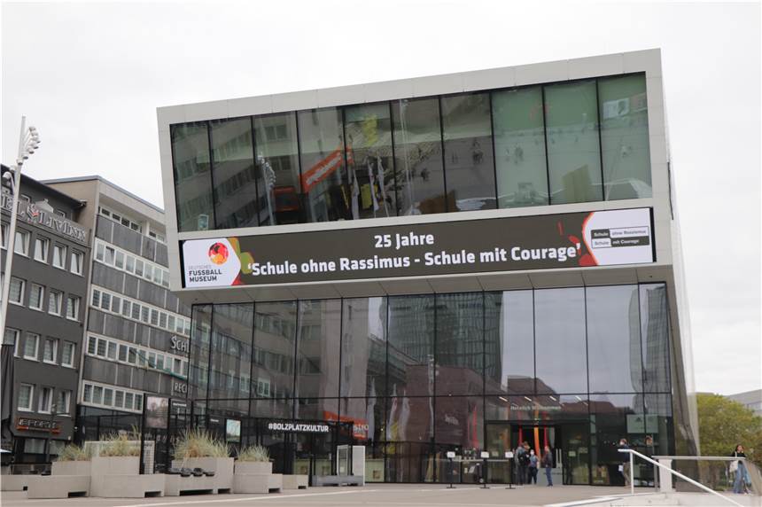 Fußballmuseum will "Rassismus die rote Karte zeigen" Das Deutsche Fußessballmuseum in Dortmund übernimmt eine Patenschaft für "Schule ohne Rassismus" an dem Robert-Schuman-Berufskolleg.